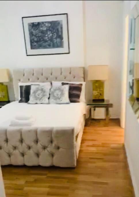 2 Bedroom Flat In Diplomatic Enclave In Kensington Londres Exterior foto
