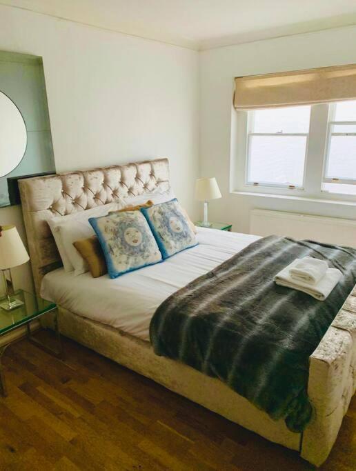 2 Bedroom Flat In Diplomatic Enclave In Kensington Londres Exterior foto
