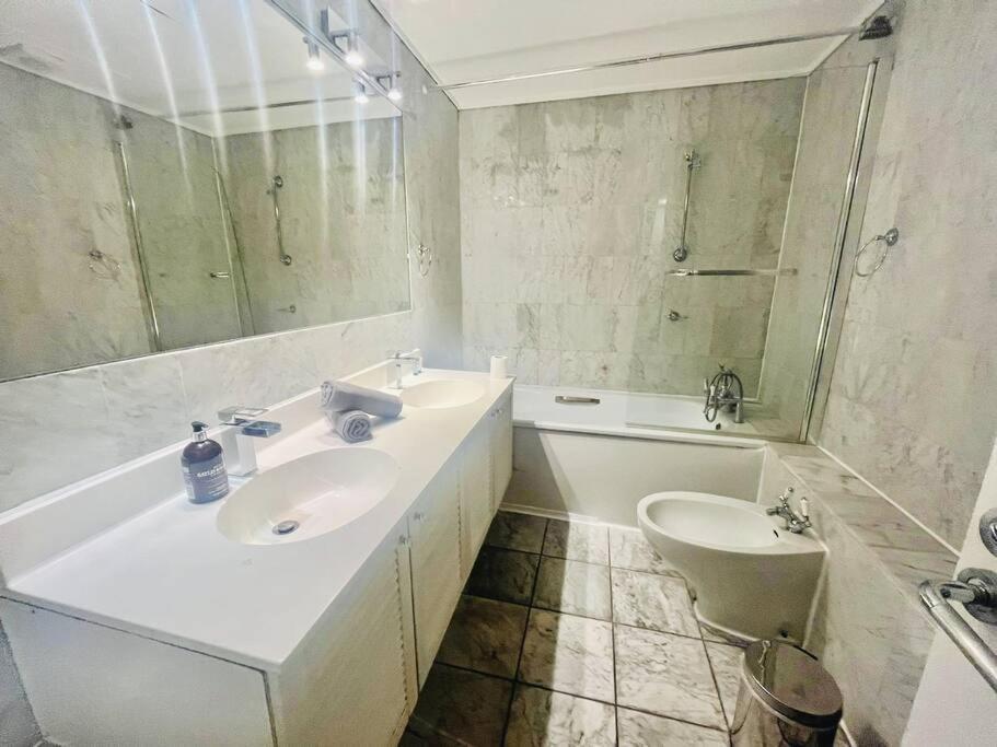 2 Bedroom Flat In Diplomatic Enclave In Kensington Londres Exterior foto